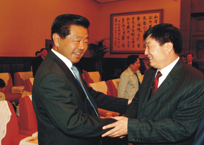 00-全国政协主席贾庆林在人民大会堂接见董事长何万盈同志700-500.jpg